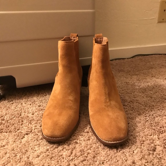 Madewell Suede Chelsea Boot (Fall 2019) - Picture 4 of 8